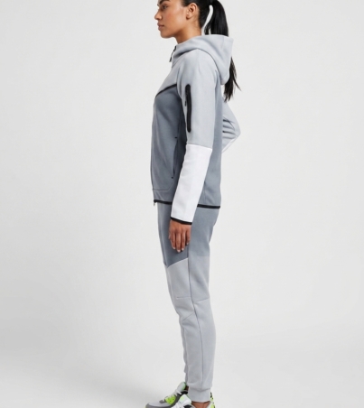 Female_model_wearing_grey_tracksuit_202608291710 (1)
