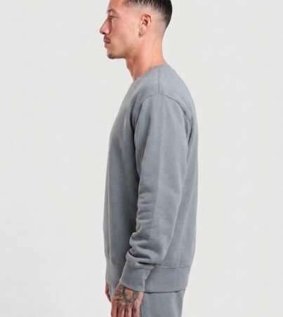 Male_model_wearing_grey_tracksuit_202608291657