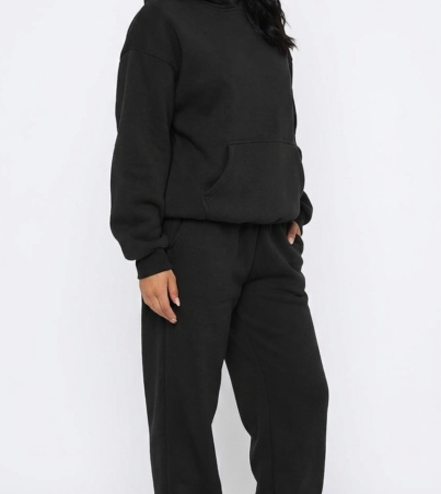 Model_wearing_black_sweatpants_202608310104