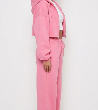 Model_wearing_pink_sweatpants_202608310101