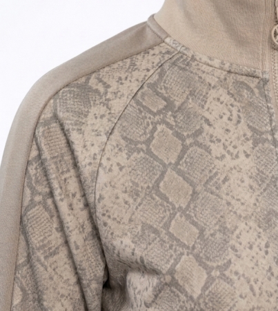 Model_wearing_snake_print_jacket_202608291147