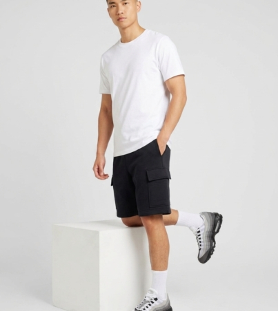 Model_wearing_t-shirt_and_shorts_202608291712 (1)