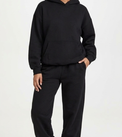 Woman_wearing_black_sweatsuit_202608310104