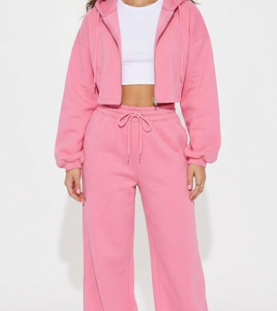 Woman_wearing_pink_hoodie_sweatp…_202608310101
