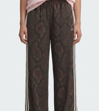 Woman_wearing_snakeskin_track_pants_202608271608