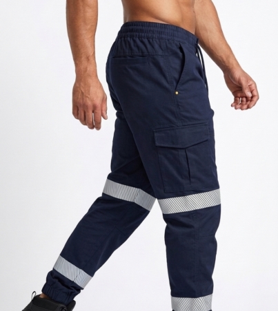 Male_model_wearing_cargo_pants_20260913235629