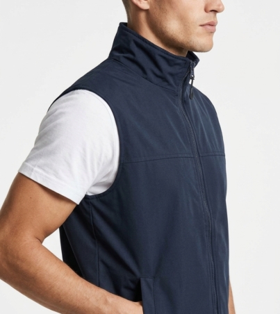 Male_model_wearing_zippered_vest_20260920165625