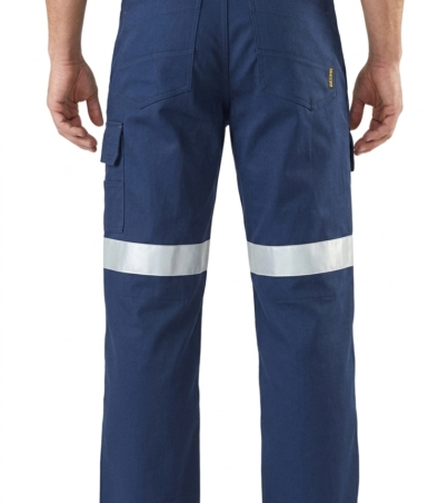 Man_wearing_dark_blue_pants_20260912032143